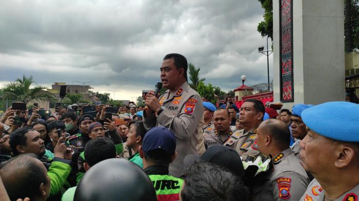 Ratusan ojek online (Ojol) demonstrasi di depan Polda Sumut, dan menemui Kapolda, Senin (1/9/2025). Kedatangan mereka menyerahkan foto mendiang Affan Kurniawan, ojol yang dilindas kendaraan taktis Brimob Polda Metro Jaya Kamis lalu.