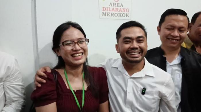 DIBEBASKAN HAKIM - Momen videografer Amsal Sitepu dan istrinya Lovia Sianipar terharu usai divonis bebas di Pegadilan Negeri Medan, Rabu (1/4/2026). Usai bebas, ia akan pulang ke Tanah Karo, karena rindu berkumpul keluarga, dan masakan istrinya berupa telur ceplok.