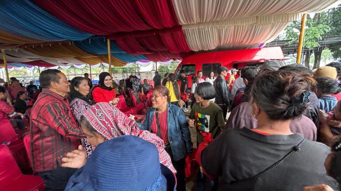 Ketua DPD PDI Perjuangan Sumatera Utara Drs Rapidin Simbolon MM bersalam-salaman dengan masyarakat sembari menyerahkan bingkisan Natal dan tahun baru kepada perwakilan akar rumput saat perayaan Natal dan doa syukuran awal tahun DPD PDI Perjuangan Sumut di Pangururan, Kabupaten Samosir, Kamis (8/1/2026). Kegiatan yang digelar sederhana di lapangan terbuka ini menjadi wujud silaturahmi, empati, dan komitmen partai merawat toleransi serta kedekatan dengan rakyat di tengah duka bencana di Sumatera Utara.