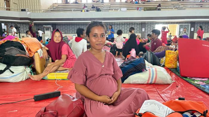 Monalisa (26) saat diwawancarai di Gor Pandan Tapteng, Senin (15/11/2025). Mona adalah penyintas banjir yang sedang hamil tua dan tinggal hitungan hari akan melahirkan.
