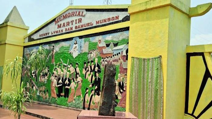 Monumen misionaris asal AS Henry Lyman dan Samuel Munson