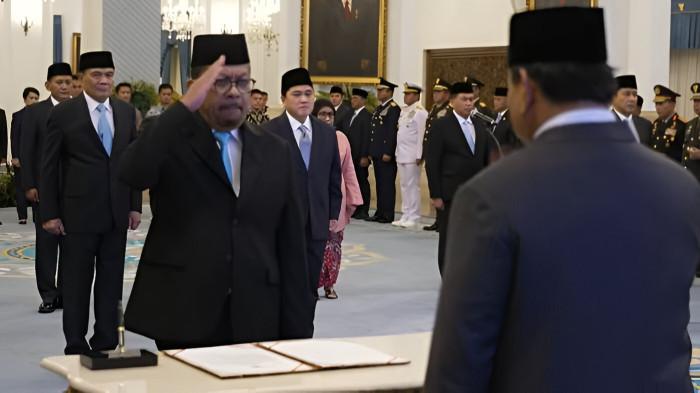 BERI HORMAT- Muhammad Qodari memberi horman kepada Presiden RI Prabowo Subianto dalam momen pelantikan dirinya sebagai Kepala Staf Kepresidenan (KSP).