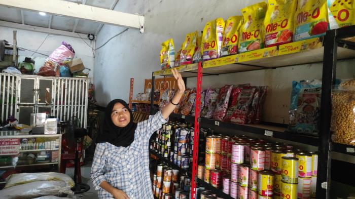 Naik Mobil dan Pakai Penutup Wajah, Komplotan Maling di Medan Area Terekam CCTV Bongkar Toko Pakan