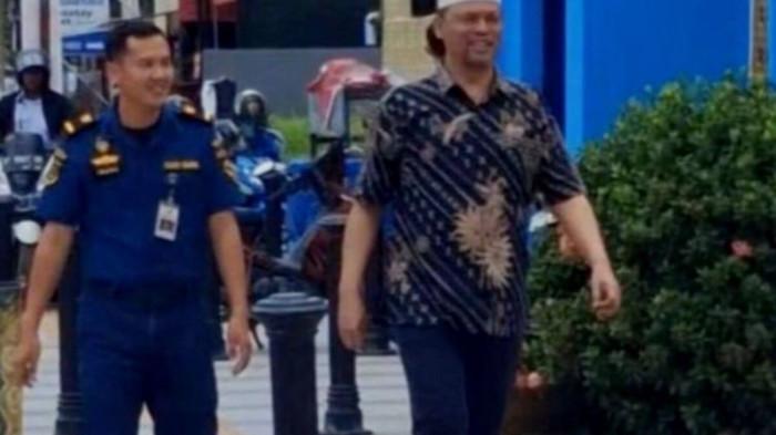 NAPI TERCIDUK NYANTAI: Supriadi Narapidana kasus korupsi tambang ilegal baju batik ditemani petugas syahbandar masuk ke salah satu coffee shop di jalan Abunawas Kendari, Provinsi Sulawesi Tenggara. Padahal saat ini, ia sedang menjalani hukuman di Rutan Tipikor Kendari Kelas II A Kendari, usai divonis 5 tahun penjara oleh Pengadilan Negeri (PN) Pelaksana Harian (Plh).