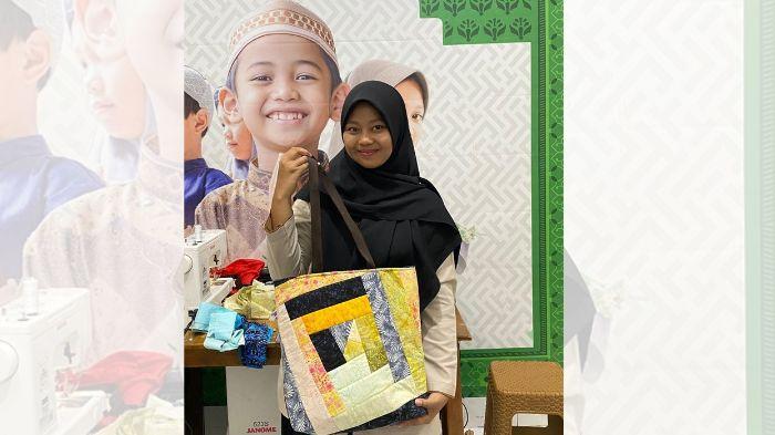 Najwa dengan Tas hasil karyanya sendiri