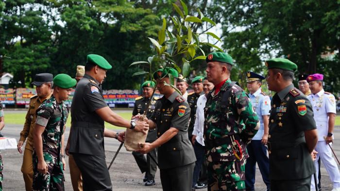 Nanam pohon di Lampung