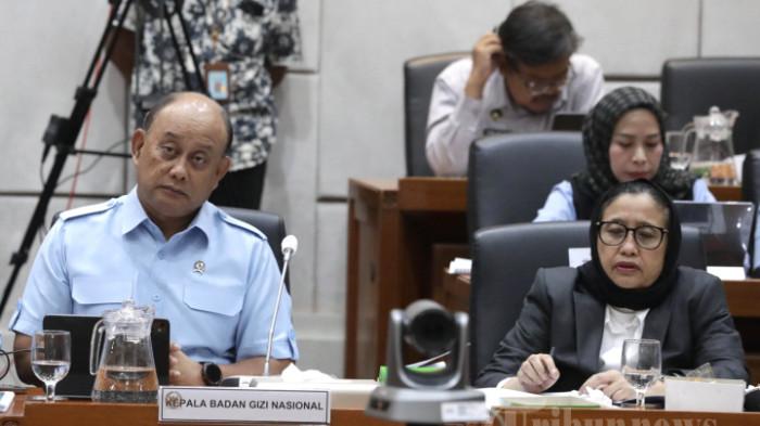 Kepala Badan Gizi Nasional (BGN) Dadan Hindayana (kiri) bersama Wakil Kepala BGN Nanik S Deyang (kedua kanan) mengikuti rapat dengan Komisi IX DPR di Jakarta, Rabu (12/11/2025). (TRIBUNNEWS/IRWAN RISMAWAN)