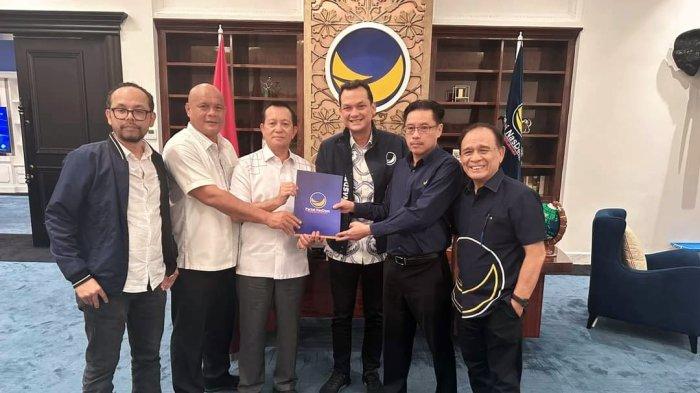 NasDem saat memberikan rekomendasi kepada Bupati Nias Utara Amizaro Waruwu.