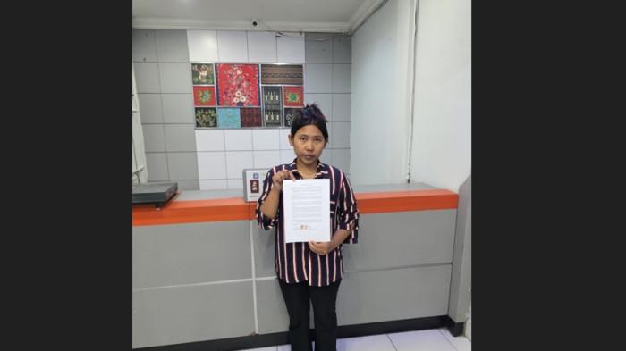 DAMAI - Nasabah bank pelat merah Unit Laubaleng, Mayesti br Perangin-Angin, menang surat perdamaian dengan pihak bank, Rabu (12/11/2025). Perdamaian ini setelah korban diberikan penyelesaian masalah oleh pihak bank pelat merah Kantor Cabang Kabanjahe.