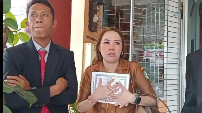 ASN DIPROSES DIPECAT - Nasib ASN Vita Amalia (kanan) di Kepahiang, Bengkulu yang viral setelah injak Alquran kini diproses untuk dipecat
