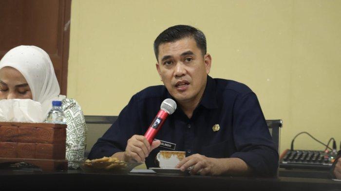 Pjs. Bupati Pakpak Bharat, Dr. Naslindo Sirait (tengah) memberikan arahan penting tentang pengembangan UMKM di Dinas Koperasi, Perindustrian, Perdagangan dan UMKM Pakpak Bharat, Jumat (4/10/2024). (Diskominfo)
