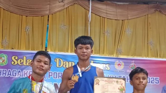 Petinju Muda Natal Sianturi Persembahkan Emas di Cabor Tinju Porkot