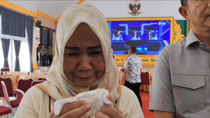 OTT - Wakil Bupati Langkat, Tiorita Br Surbakti tak kuasa menahan tangisnya saat ditanyai awak media soal diamankannya Bupati Langkat, Syah Afandin oleh Komisi Pemberantasan Korupsi (KPK) dalam Operasi Tangkap Tangan (OTT), Jumat (3/7/2026). 