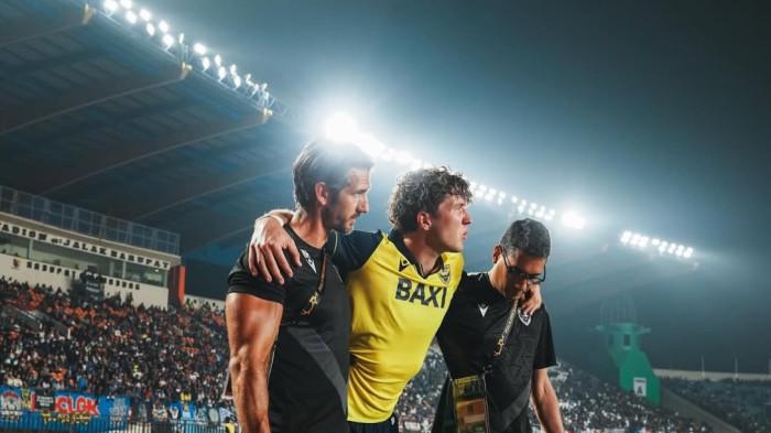 ROMENY CEDERA - Striker Timnas Indonesia, Ole Romeny ditanduk ke luar lapangan usai alami cedera saat membela klubnya Oxford United di Piala Presiden 2025.