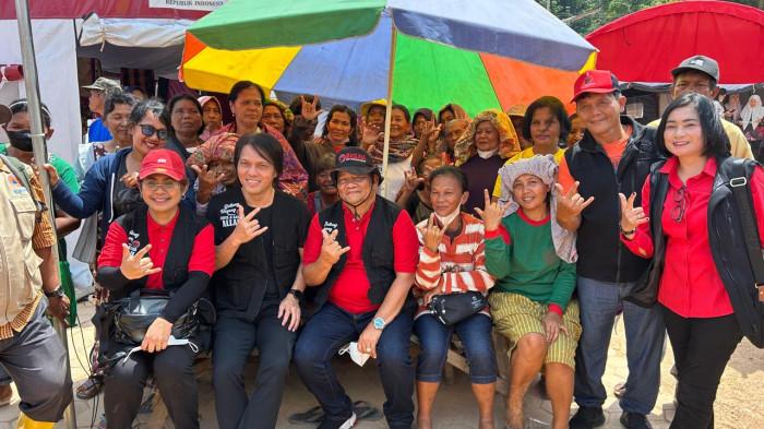 Anggota DPR RI Once Mekel dan Ketua DPD PDIP Sumut Drs Rapidin Simbolon, bersama korban bencana Tapteng  saat kunjungan PDI Perjuangan ke lokasi pengungsian warga terdampak bencana di Kecamatan Tukka, Tapanuli Tengah.