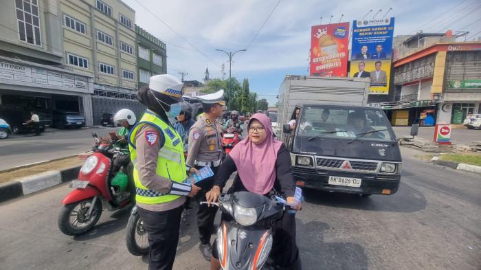 Petugas polantas saat melakukan penertiban di jalanan