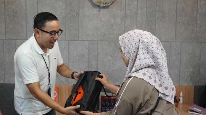 VP Consumer Business Area Sumatera Saki H Bramono, melayani langsung pelanggan di Grapari