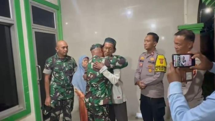 MINTA MAFF - Anggota Polri dan TNI Heri dan Ikhwan menemui Suderajat (49), pedagang es gabus yang dituduh pakai spons, untuk meminta maaf, Bojonggede, Kabupaten Bogor, Selasa (27/1/2026).