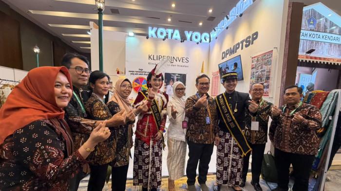 PAMERAN UMKM- Wali Kota Yogyakarta, Hasto Wardoyo saat berfoto bersama di
