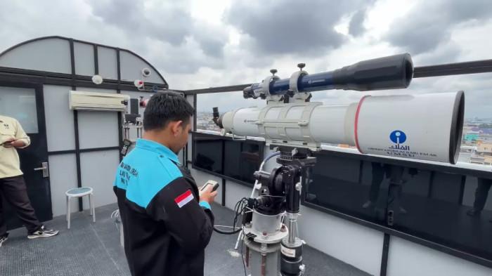 PANTAUAN HILAL- Petugas menyiapkan teleskop di Observatorium Ilmu Falak (OIF) UMSU, Medan, Selasa (17/2/2026), menjelang pelaksanaan pemantauan hilal penentuan awal Ramadan 1447 Hijriah. Posisi hilal di Medan diprediksi masih berada di bawah ufuk sehingga tidak dapat diamati secara astronomis.