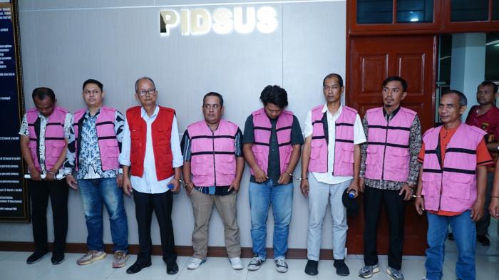 PARA TERSANGKA KORUPSI - Kejatisu saat melakukan penahanan terhadap para tersangka kasus korupsi jalan di Batubara.