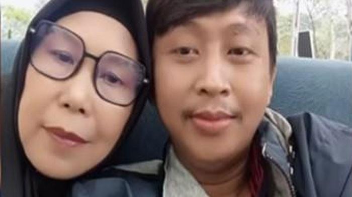 Kronologi Kisah Cinta Adi dan Ida yang Viral: Adi Prasetyo (34) mulai mengenal Ida Hayati (63) melalui chat di Facebook. (Kolase TikTok/@yatihayati342)