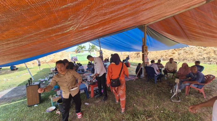 Sekretaris DPC PDI Perjuangan Labuhanbatu Utara Ade Herlanda Harahap mendampingi warga Kelompok Tani Padang Halaban di Posko Perjuangan sebagai bentuk dukungan politik dan moral atas konflik agraria yang mereka hadapi, Rabu (4/2/2026). PDI Perjuangan menyatakan keberpihakan kepada rakyat yang memperjuangkan hak atas tanah.
Sekretaris DPC PDI Perjuangan Labura Ade Herlanda Harahap hadir di Posko Perjuangan Padang Halaban untuk menyerap aspirasi warga yang terdampak konflik agraria.