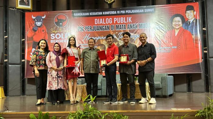 Ketua DPD PDIP Sumut Drs Rapidin Simbolon dengan Jubir DPP PDIP Aryo Seno Bagaskoro serta narasumber lannya sela-sea penyerahan plakat kepada para narsum usai memberikan materi tentang peran anak muda dalam politik saat Dialog Publik “PDIP Perjuangan di Mata Anak Muda” di Hotel Polonia Medan, Selasa (18/11/2025).