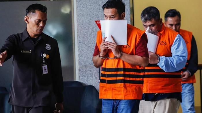 Kepala Kantor Pelayanan Pajak (KPP) Madya Jakarta Utara (Jakut) Dwi Budi Iswahyu , Tim Penilai di KPP Madya Jakut Askob Bahtiar, dan Kepala Seksi Pengawas dan Konsultasi KPP Madya Jakut Agus Syaifudin, telah menjalani pemeriksaan di Gedung Merah Putih KPK, Jakarta, Minggu (11/1/2026).