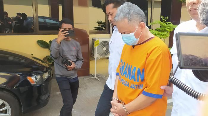 PELAKU PELECEHAN SEKSUAL DITAHAN POLISI- lansia DKBH (67) oknum pemuka agama; pendeta di sebuah gereja Kecamatan Kutorejo, Kota Blitar tersangka atas dugaan tindak asusila terhadap tiga anak sopir pribadinya, saat digelandang penyidik Subdit IV Renakta Ditreskrimum Polda Jatim menuju ke Gedung Tahanan Dittahti Mapolda Jatim, pada Rabu (16/7/2025)