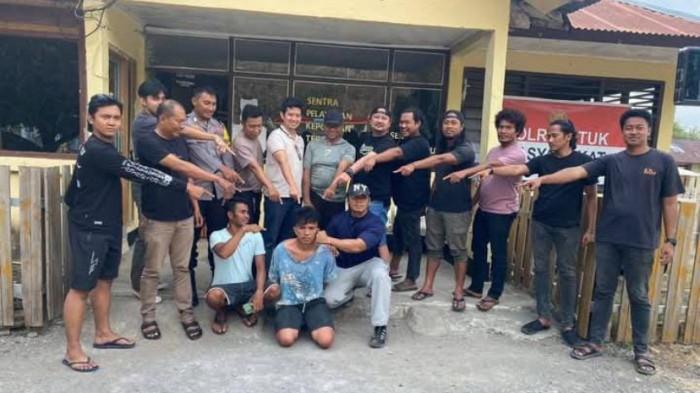 PEMBUNUH PUTRI DITANGKAP - Tangkapan layar detik-detik penangkapan Alvian Maulana Sinaga di Kabupaten Dompu, NTB, Sabtu (23/8/2025)