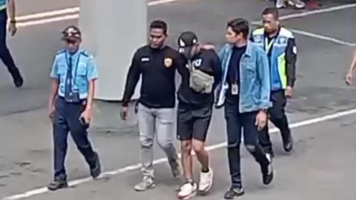 PEMBUNUHAN KACAB BANK - Polisi menangkap RW (28), tersangka penculikan dan pembunuhan Kacab Bank BUMN Muhammad Ilham Pradipa (37), di Bandara Komodo, Labuan Bajo, NTT, Kamis (21/8/2025). Ia disergap tanpa perlawanan saat hendak kabur ke Manggarai Timur.