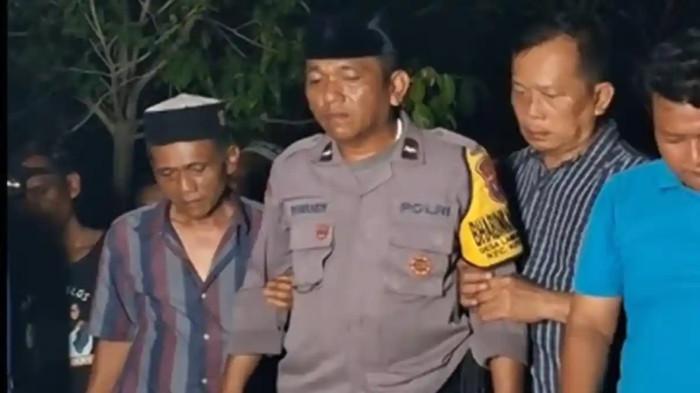 PEMBUNUHAN SATU KELUARGA- Momen Aipda Iswandi di pemakaman, Rabu, (26/11/2025). Ternyata satu keluarga korban pembunuhan merupakan istri dari Aipda Iswandi tak lain anggota polisi yang berdinas di Polsek Kertosono Polres Nganjuk.