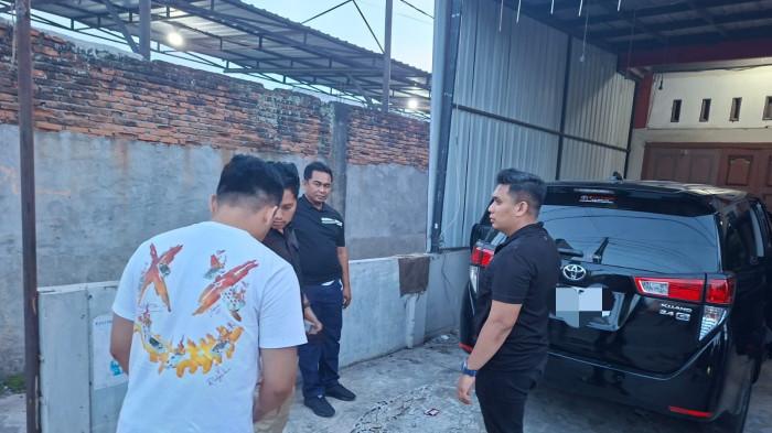 PEMBUNUHAN - Tim Cobra Satreskrim Polres Binjai dan tim gabungan Jatanras Polda Riau serta Polresta Pekanbaru saat melakukan penangkapan tersangka pembunuhan Dumaris di Jalan Perintis Kemerdekaan, Kelurahan Pahlawan, Kecamatan Binjai Utara, Kota Binjai, Sumatera Utara, Jumat (1/5/2026).