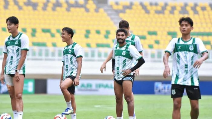 LATIHAN JELANG LAGA - PSMS Medan melakukan latihan jelang laga melawan Adhyaksa FC, di Banten International Stadium, hari ini (18/10). PSMS yakin bisa membawa pulang poin dari laga melawan Adhyaksa FC.