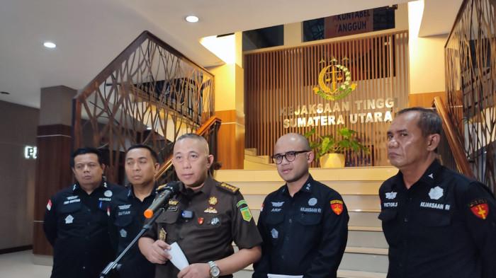 PENAHANAN TERSANGKA KORUPSI - Asisten Tindak Pidana Khusus (Aspidsus) Kejaksaan Tinggi Sumatera Utara, Mochamad Jeffry (tengah) saat memberikan keterangan soal penahanan tersangka korupsi penjualan aset PTPN I, Selasa (14/10/2025).