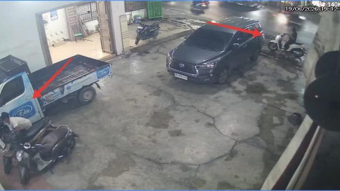 PENCURIAN- Aksi kedua terduga pelaku melancarkan aksinya mencuri sepeda motor milik seorang karyawan jasa ekspedisi di Jalan Platina Raya, Kelurahan Rengas Pulau, Kecamatan Medan Marelan, Kota Medan. Senin (22/6/2026)
 