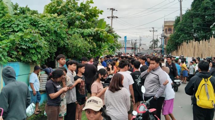 PENEMUAN MAYAT- Warga Jalan Masjid Pantai Barat, Kelurahan Cinta Damai, Kecamatan Medan Helvetia, Kota Medan memadati lahan kosong yang ada di pinggir jalan. Di lahan kosong itu ada ditemukan mayat laki-laki yang sudah membusuk.