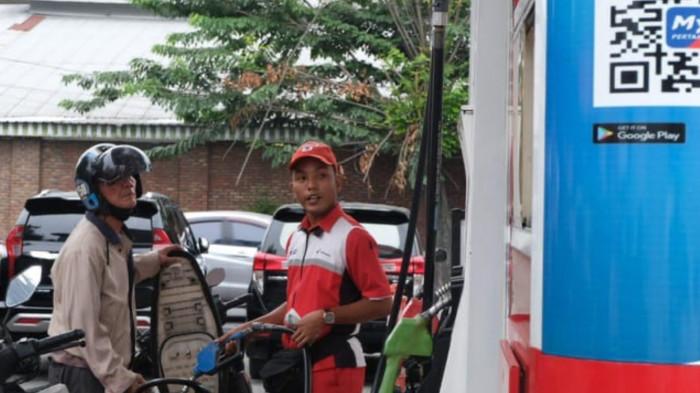 PENGGUNA PERTAMAX- Seorang pengendara motor mengisi bahan bakar Pertamax di salah satu SPBU di Medan. Disperindag ESDM Sumut menilai Pertamax lebih ramah lingkungan dan efisien dibanding Pertalite.