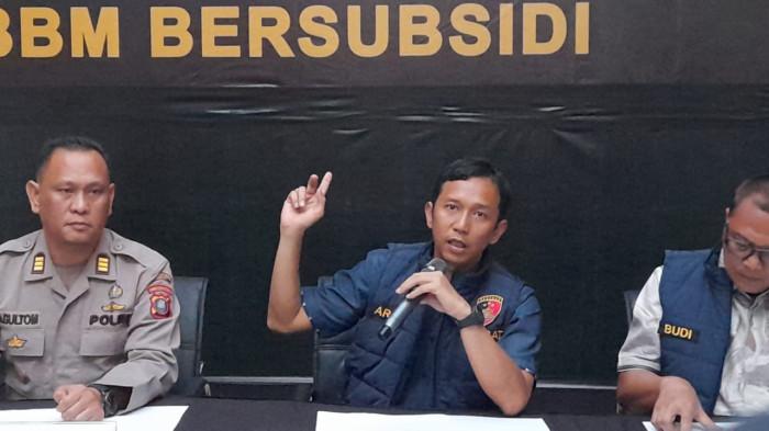 PENYELEWENGAN BBM SUBSIDI - Kasat Reskrim Polrestabes Medan AKBP Adrian Risky Lubis (tengah), memaparkan kasus penyelewengan BBM subsidi di Polrestabes Medan. Dari kasus ini, Polrestabes Medan mengungkap tindakan oknum nakal SPBU di Medan yang mengisi Bio Solar ke Dexlite.