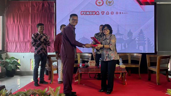 PENYERAHAN PLAKAT KEPADA BPIP