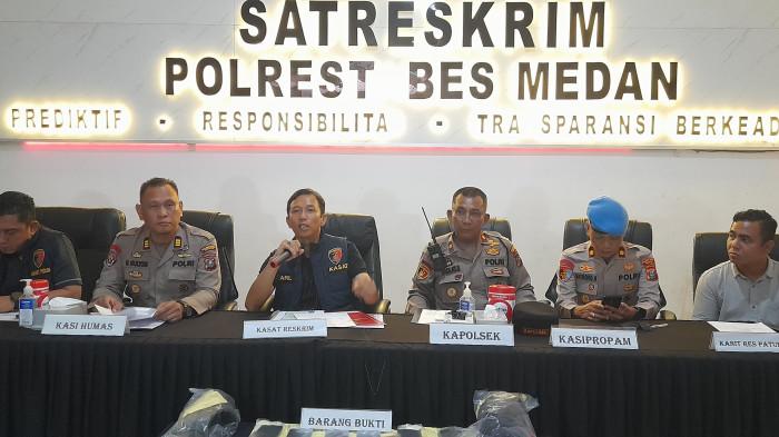 PERANG GENG MOTOR - Kasat Reskrim Polrestabes Medan AKBP Adrian Risky Lubis (memegang mic), menjelaskan pengungkapan kasus penganiayaan anggota geng motor, di Polrestabes Medan, Selasa (23/6/2026). Dalam kasus ini, enam orang diamankan di antara empat anak di bawah umur dan dua dewasa.