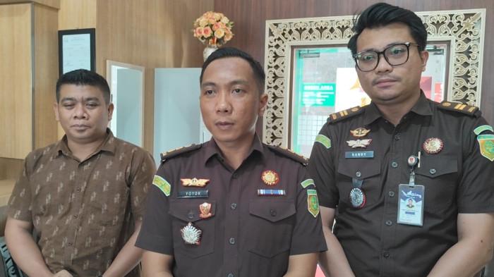 KASI PIDUM - Kepala Seksi Pidana Umum (Kasi Pidum) Kejari Langkat, Yoyok Adi Syahputra (Tengah) didampingi Kasi Intel, Ika Lius Nardo (Kiri) saat diwawancarai dikantornya pada, Kamis (16/4/2026) sore. 