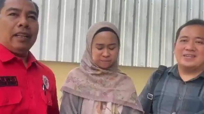 LAPORKAN SUAMI - Seorang dokter di Palembang, PT (37), melaporkan suaminya berinisial AH ke Polrestabes Palembang atas dugaan pemalsuan identitas, Senin (4/5/2026). Tak hanya tertipu secara batin, PT juga menyadari adanya kerugian materiil dalam jumlah besar yang ditaksir mencapai lebih dari Rp1 miliar.
