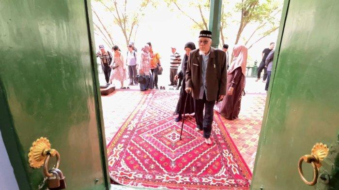 PINTU MASUK -  Delegasi Sumatera masuk melalui pintu utama Masjid Etigar di sisi barat Alun-alun Id Kah, Kota Kashgar,  wilayah Otonomi Xianjiang, Tiongkok, Selasa (13/05/2026).