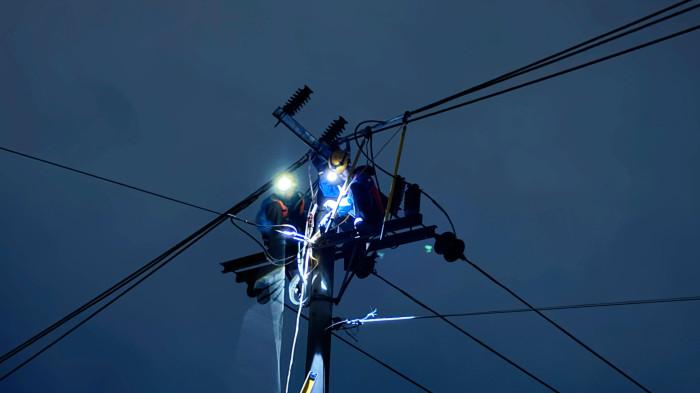 Petugas Pelayanan Teknik saat melakukan poses Perbaikan jaringan 20kV saat cuaca ekstrem melanda pada 4 juni 2026