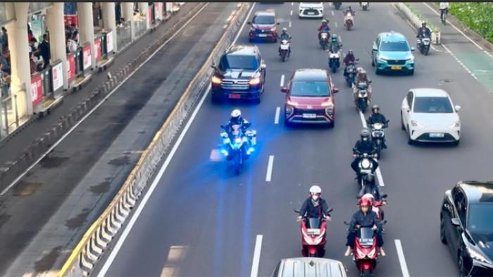 POLEMIK SIRENE DAN STROBO - Mobil dinas yang dikawal oleh kendaraan patroli dan pengawalan (patwal) melintas di Jalan Sudirman arah Bundaran HI, Jakarta, Senin (22/9/2025) pagi. Belakangan sedang ramai penolakan terhadap penggunaan sirine dan rotator pada kendaraan pejabat.