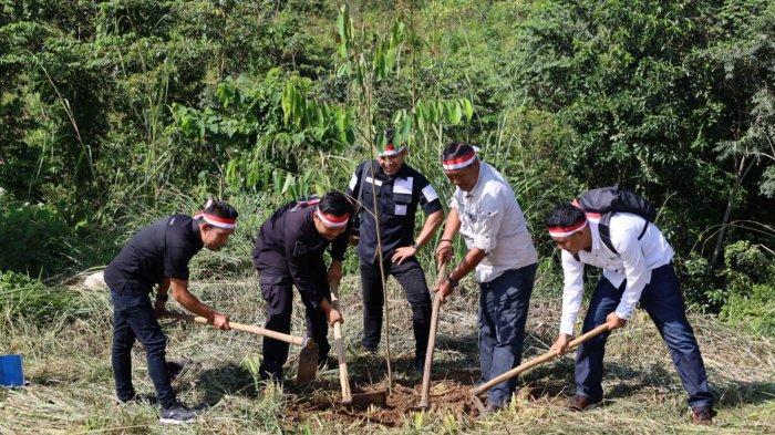 Kasi Humas Polres Tapsel dan Wartawan Kompak Tanam Pohon Serentak