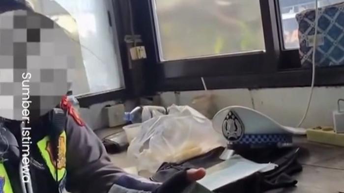 POLISI MINTA UANG: Tangkapan layar video yang memperlihatkan anggota polisi di Kabupaten Badung, Bali, diduga meminta uang ke warga negara asing (WNA)