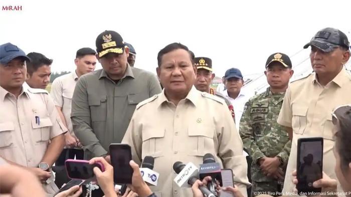 KUNJUNGAN PRABOWO KE LANGKAT: Presiden Prabowo Subianto berbicara kepada awak media setelah meninjau korban bencana banjir bandang dan tanah longsor di Kabupaten Langkat, Sumatra Utara, Sabtu (13/12/2025). Presiden Prabowo Subianto menyatakan pemerintah akan menertibkan pembalakan liar atau penebangan pohon secara ilegal sebagai respon atas bencana banjir bandang dan tanah longsor di tiga provinsi di Sumatra, yakni Sumatra Utara, Sumatra Barat, dan Aceh. 